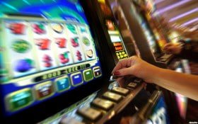 Antarmuka Fortune Mouse di aplikasi sakongkiu menampilkan reel permainan dan tombol putar yang responsif untuk layar ponsel.